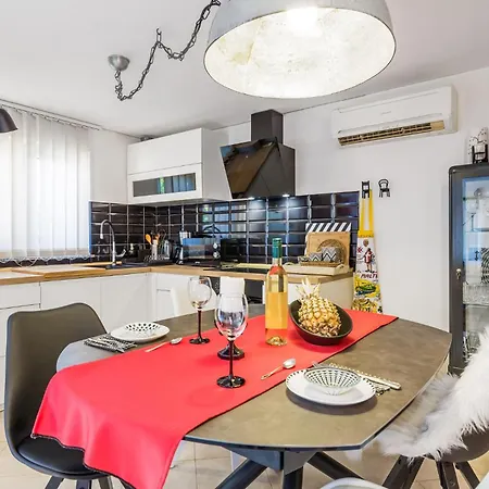 Holiday home Pet Friendly In Rab With Wifi